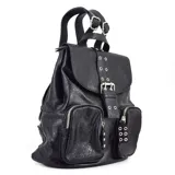 Mochila negra de cuero sintético con múltiples bolsillos frontales con cierre y detalles de hebillas y ojalillos metálicos.