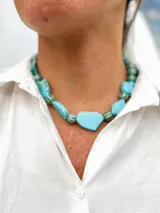 Collar de piedras irregulares de color turquesa y cuentas de cerámica celestes.