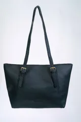 Cartera tipo shopper color negro, con textura símil cuero, doble asa de hombro con hebillas doradas y cierre superior.