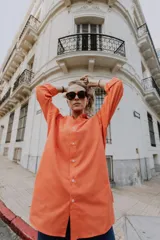 Camisa de manga larga color amarillo con cuello y botones frontales. Presenta un bordado dorado con el texto "Sierra Mora" en el cuello.