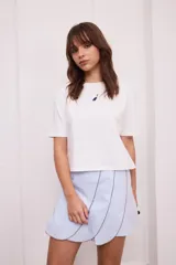 Minifalda marrón con corte tulipán y costuras a contraste.