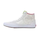 Zapatillas de caña alta Vans x Sesame Street, color blanco con detalles en rosa, verde y celeste. Presentan un dibujo de Elmo en el lateral y un dije de felpa con la letra L.