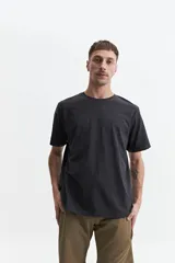 Remera negra de manga corta con estampado abstracto en tonos grises.