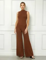 Top marrón de lurex con cuello alto y sin mangas.