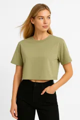 Remera verde grisáceo de corte cropped y cuello redondo.