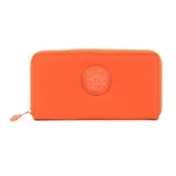 Billetera naranja de poliéster con cierre, herrajes plateados y logo circular con las letras XL. Cuenta con 13 compartimentos y un bolsillo interno con cierre.