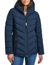 Campera azul marino acolchada con capucha, cierre de cremallera frontal y dos bolsillos laterales con cierre.