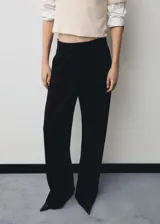 Pantalón de vestir negro de corte recto, con tiro medio, trabillas para cinturón, pinzas frontales y bolsillos laterales.