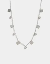 Collar plateado de cadena fina con dijes colgantes intercalados de tréboles y circonitas engarzadas.