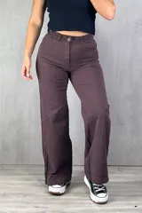 Pantalón jean de tiro alto color chocolate, corte wide leg con costuras diagonales en la rodilla y bolsillos delanteros y traseros.