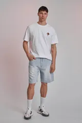 Bermuda de jean celeste claro con corte a la rodilla.