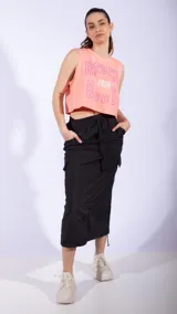 Falda midi negra de nylon con cintura elastizada ajustable con cordón, bolsillos laterales y detalle de frunces.
