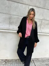 Cardigan tejido oversize color negro, con bolsillos plaqué lisos.