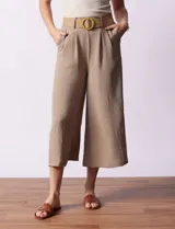 Pantalón capri negro de gasa bambula marca Dictionary. Tiene pretina ancha, pretina trasera elastizada y bolsillos delanteros. El modelo es de pierna ancha e incluye cinturón.