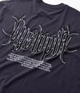 Remera de algodón color negro, corte regular, cuello redondo y manga corta. Presenta un estampado localizado con lettering "Burn Inside" al frente y un diseño gráfico denominado "Dystopia" en la espalda.