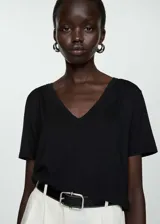 Remera negra de manga corta con cuello en V.