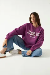 Buzo gris oscuro de algodón y poliéster con calce amplio y estampa frontal en color rosa con relieve.