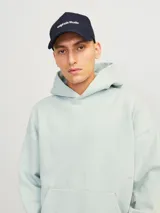 Gorro con visera color azul marino y logo bordado en blanco.