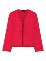 Blusa roja de algodón orgánico con escote en V, mangas largas y cierre frontal con lazos.