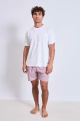 Short de baño lila con cintura elástica y cordón ajustable.