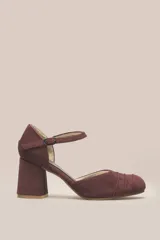 Zapato de tacón color borgoña, con capellada de terciopelo, detalle frontal con líneas cosidas y taco ancho forrado.