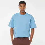 Remera celeste de corte recto y mangas cortas.