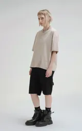 Remera color beige de manga corta y cuello redondo, de calce boxy fit, confeccionada en algodón.