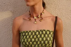 Collar corto con cordón de algodón color menta y flores de bronce.