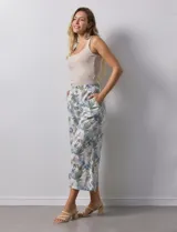 Pantalón crop de lino estampado con hojas en tonos verdes y azules. Tiene pretina trasera elastizada y bolsillos delanteros.