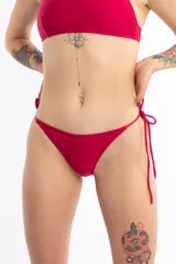 Bombacha colaless color rojo, forrada en lycra, con tiras laterales para atar.