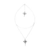 Colgante de doble cadena corta plateada con dije de mantarraya.