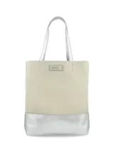 Bolso tipo tote bag color beige con base plateada y asas plateadas.