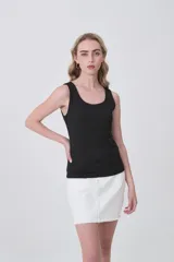 Musculosa negra, ajustada al cuerpo, con escote redondo y sin mangas.