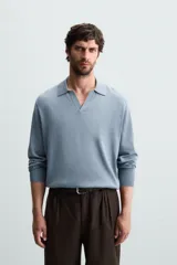 Polo celeste de punto con mezcla de algodón, seda y lino. Corte relaxed fit, cuello solapa con abertura frontal, manga larga y acabados en rib.