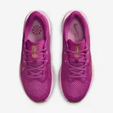Championes de running Nike Quest 6, color morado con logo en color cobre, entresuela blanca y suela marrón.