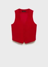 Chaleco rojo con cuello en V, sin mangas y cierre frontal con botones.