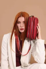 Bandolera color mostaza de simil cuero, con tres cierres principales, cierre delantero y bolsillo trasero. Incluye correa ajustable.