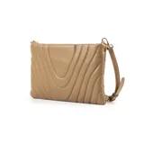 Bandolera color taupe, con diseño acolchado rectangular y herrajes dorados. Tiene correa regulable, acceso con cierre, un bolsillo interno con cierre y otro abierto. El interior es de tela de algodón y poliéster.