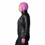 Campera negra ultraligera de nailon ripstop con aislamiento ThermaCLOud AF. Cuenta con bolsillo seguro con cierre en el pecho, dos bolsillos seguros para las manos con cierre, puños elásticos y dos ajustadores inferiores en el dobladillo. Se guarda en su propio bolsillo para la mano con mosquetón interno.
