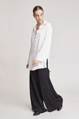 Pantalón de saten negro de corte amplio, con un diseño elegante y fluido.
