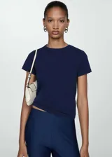Remera azul de manga corta y cuello redondo, confeccionada en algodón.
