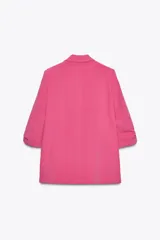 Blazer rosa pálido con cuello solapa y hombreras. Mangas 3/4 con trabilla y botón dorado. Bolsillos delanteros con solapa.