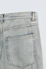 Pantalón de jean celeste con efecto lavado, corte relaxed fit y múltiples bolsillos cargo.