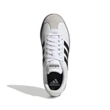 Championes Adidas VL Court Base, color blanco con detalles en negro y suela marrón.