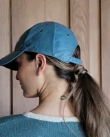 Gorra tipo visera de cuero color celeste, talle único ajustable.