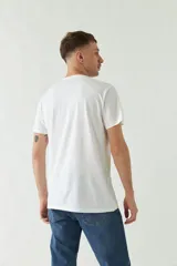 Remera blanca de manga corta para hombre con estampado de mapa topográfico en negro y etiqueta con texto en marrón.