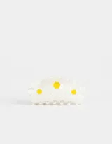 Broche para el pelo tipo pinza, color blanco con diseño de margaritas con centro amarillo.