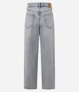 Pantalón baggy de jeans celeste con trabillas en la cintura, cierre tradicional y bolsillos. Corte holgado y de tiro alto.