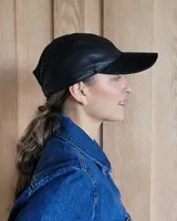 Gorra tipo béisbol color marrón, confeccionada en cuero gamuzado.