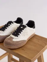 Championes urbanos de cuero color plateado con puntera de gamuza azul y cordones blancos.
